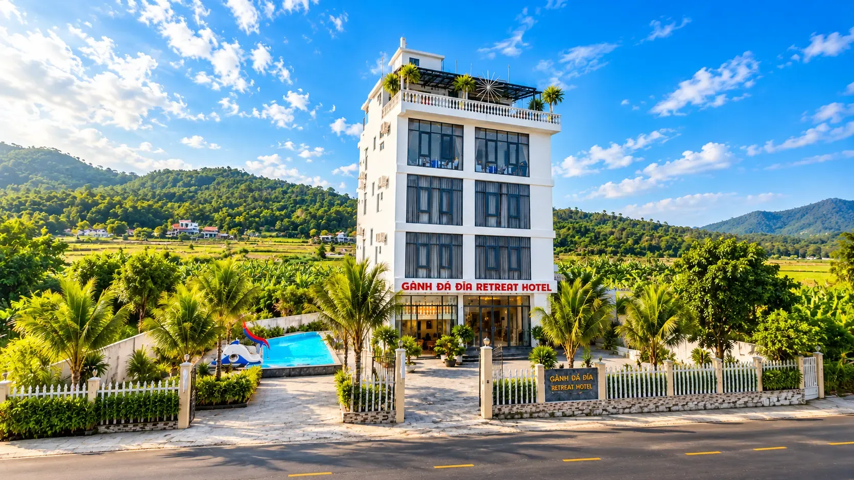 Nơi những cột đá gặp biển Đông