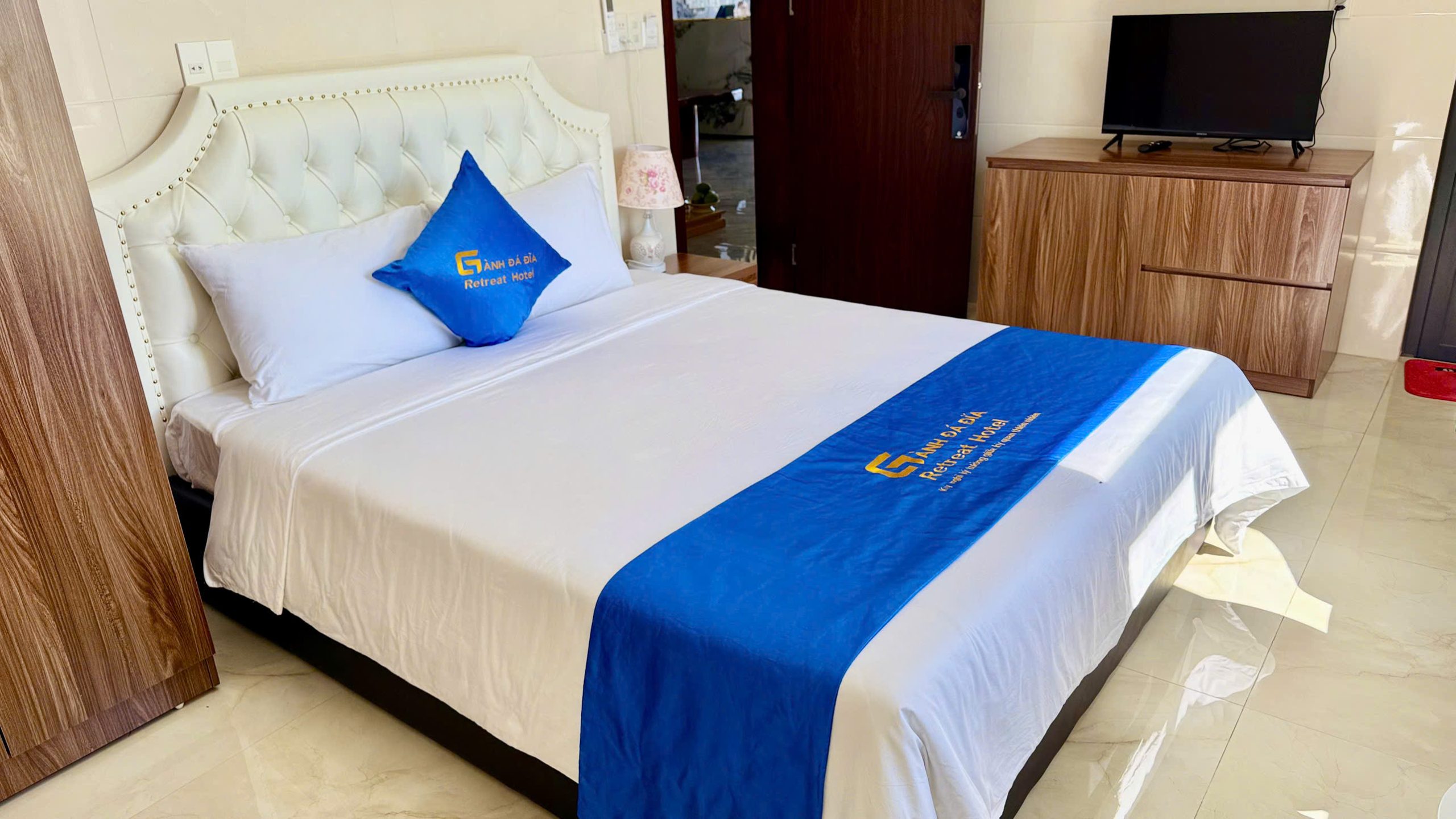 Trải nghiệm kỳ nghỉ thư giãn trong phòng đôi cao cấp với tầm nhìn ra hồ bơi vô cực lung linh.