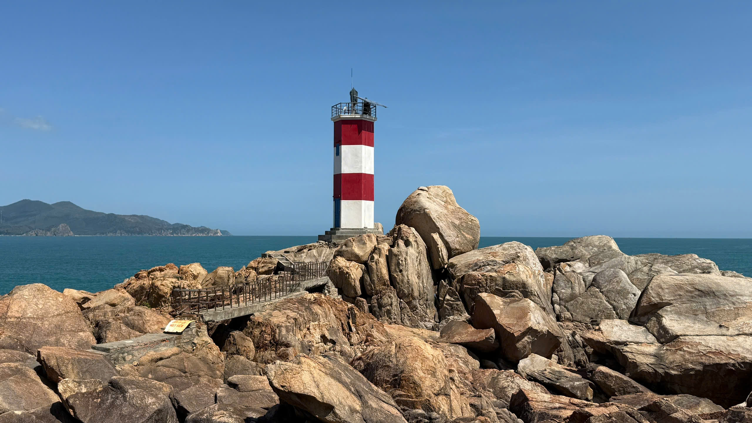 The lighthouse at Ganh Da Dia seaside