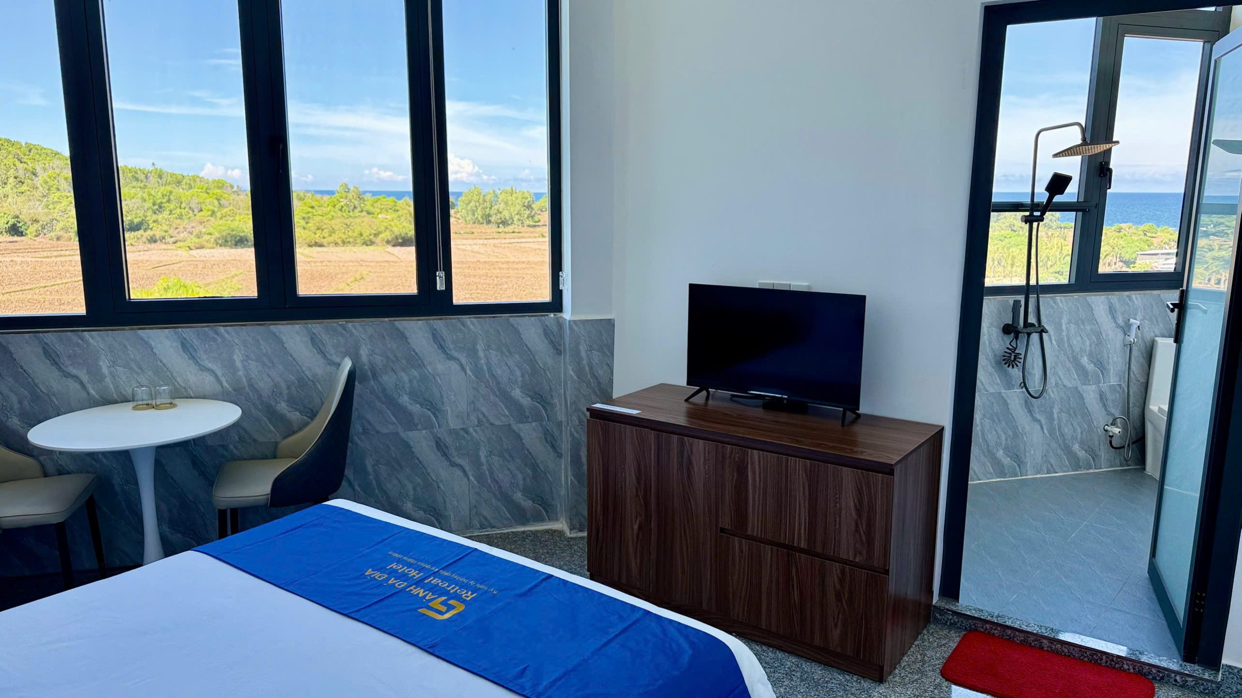 Spacious and modern room with sea view at Ganh Da Dia Retreat